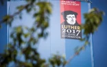 Un portrait de Martin Luther est affiché à Wittenberg, dans l'ouest de l'Allemagne, à l'occasion des 500 ans de la Réforme, le 18 mai 2017