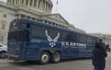 Un bus militaire stationne devant le capitole, avec à son bord des parlementaires, au moment de l'annulation par Donald Trump d'un voyage de la présidente démocrate de la Chambre des représentants Nancy Pelosi