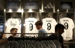 Des maillots du Real floqués Kylian Mbappé en vente dans une boutique du club, le 11 juillet 2024 à Madrid