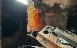 Sur cette photo prise et transmise le 23 avril 2026 par un habitant de Wang Fuk Court, Bowie Chan, des appareils électroménagers sont carbonisés dans leur appartement endommagé par l'incendie de novembre, à Hong Kong