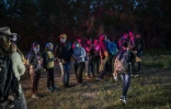 Un groupe de migrants près de la frontière entre le Mexique et les Etats-Unis, le 16 mai 2021 à Del Rio, au Texas