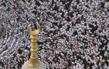 Des musulmans accomplissent la prière du soir autour de la Kaaba, dans le complexe de la Grande Mosquée, le 24 mai 2026 en Arabie saoudite, avant le pèlerinage annuel du Hajj