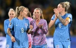 Les footballeuses anglaises Rachel Daly, Jordan Nobbs et Millie Bright laissent éclater leur joie après leur victoire en demi-finale du Mondial féminin, le 16 août 2023 au Stadium Australia à Sydney
