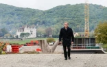 Le président du conseil départemental de Dordogne Germinal Peiro (PS) devant le chantier de contournement de Beynac-et-Cazenac le 21 novembre 2018