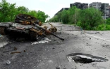 Un tank détruit dans une rue de Marioupol, dans le sud-est de l'Ukraine, le 30 mai 2022