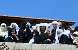 Des femmes observent d'un balcon les funérailles à Salkhad dans le sud de la Syrie, de membres de la communauté druze tués lors de combats confessionnels près de Damas, le 3 mai 2025