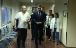 Photo fournie par le palais de la Moncloa le 21 octobre 2019 montrant le chef du gouvernement espagnol Pedro Sanchez (C) en visite Ă l'hĂ´pital Santa Creu i Sant Pau de Barcelone