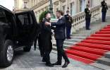Le président Emmanuel Macron accueille le président ukrainien Volodymyr Zelensky (g) à l'Hôtel des Invalides avant un sommet de la "coalition des volontaires" pour le soutien à l'Ukraine, le 13 juillet 2026 à Paris