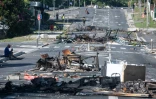 Une rue bloquée par des objets incendiés et des débris, dans le quartier Magenta à Nouméa en Nouvelle-Calédonie, le 18 mai 2024
