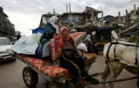Des Palestiniens fuient Beit Lahia en charrette, le 21 mars 2025 dans le nord de la bande de Gaza