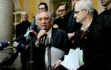 Le Premier ministre Francois Bayrou (g) lors d'une conférence de presse avec le porte-parole du collectif des victimes de Bétharram, Alain Esquerre, le 15 février 2025 à Pau