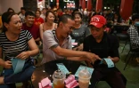 Des participants à une soirée loto animée par une troupe d'artistes transgenres, le 26 juin 2020 à Bing Duong, au Vietnam