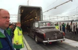 La Rolls-Royce de la reine Elizabeth II, transportant la reine et le président François Mitterrand, embarque au terminal France de Coquelles à bord du "Shuttle", le 6 mai 1994
