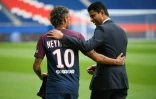 Neymar Jr (G) et le président du PSG Nasser Al-Khelaifi lors de la présentation de la superstar brésilienne le 4 août 2017 au Parc des Princes