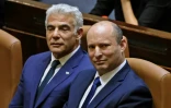 (D à G) Le nouveau Premier ministre israélien Naftali Bennett et Yaïr Lapid, le chef de la diplomatie qui doit lui succéder dans deux ans, assis au Parlement à Jérusalem, le 13 juin 2021