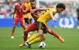 Le milieu de terrain belge Axel Witsel à la lutte avec le Tunisien Naim Sliti, le 23 juin 2018 à Moscou