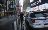 Patrouille de police sur Times Square à New York, le 28 mars 2020