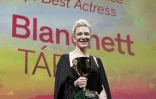 Cate Blanchett avec la Coppa Volpi de la meilleure actrice dans "Tar" lors de la cérémonie de clôture du 79e festival de Venise, le 10 septembre 2022