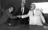 Photo d'archives montrant le président tunisien déchu Zine El Abidine Ben Ali (gauche), alors Premier ministre, serrant la main du président Habib Bourguiba (droite), le 1er janvier 1986