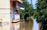 Une habitante au balcon de sa maison inondée à Larissa, le 9 septembre 2023 en Grèce
