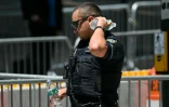 Un policier se rafraichit avec une bouteille d'eau lors d'une vague de chaleur le 3 juillet 2026 à New York