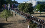 Des personnes en deuil font la queue pour participer à un hommage public, le jour de la cérémonie funéraire de l'ancien chef militaire serbe de Bosnie Ratko Mladić, à l'église Saint-Luka de Belgrade, le 7 septembre 2026 en Serbie
