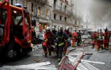 Des pompiers au secours de victimes après l'explosion au gaz de la rue de Trévise, le 12 janvier 2019 à Paris