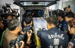 Un cercueil contenant la dépouille d'une victime d'un incendie dans un bar, placé dans un fourgon à l'hôpital général de la police de Bangkok, le 14 juillet 2026 en Thaïlande