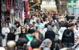Des Iraniens font des achats au bazar Tajrish, dans le nord de Téhéran, le 19 mars 2026, à la veille de Norouz, le Nouvel An persan