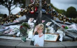 Fleurs, cadenas et de photographies de la princesse Diana au pied de la flamme du pont de l'Alma, réplique de la flamme de la Statue de la Liberté, à Paris le 30 août 2017