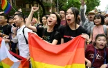 Des activistes célèbrent la légalisation du mariage pour les couples homosexuels à Taipei, le 17 mai 2019