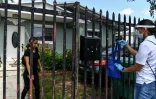 Catherimarty Burgos distribue des kits contenant masques, désinfectant et gants dans un quartier de Miami (Sud-Est des Etats-Unis) le 30 juin 2020