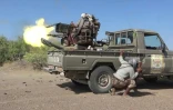 Image tirée d'une vidéo diffusée le 6 octobre 2026 par les brigades des Géants du sud (pro-gouvernement yéménite) montrant un combattant tirant depuis une tourelle à l'arrière d'un pick-up lors d'affrontements avec les Houthis dans la province de Taëz, au Yémen