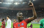 Le milieu Blaise Matuidi salue les spectateurs après la victoire du PSG en finale de la Coupe de France contre le SCO d'Angers au Stade de France, le 27 mai 2017