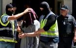 Des policiers espagnols arrêtent un Marocain suspecté de recruter par internet des apprentis-jihadistes pour le compte du groupe Etat islamique, le 7 juin 2016 à Valence