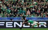 L'ailier de l'équipe de Nouvelle-Zélande de rugby Will Jordan part inscrire un essai lors de la victoire 28-24 de son équipe contre l'Irlande en quart de finale du Mondial au Stade de France, à Saint-Denis près de Paris, France, le 14 octobre 2023