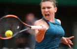 La Roumaine Simona Halep retourne face à l'Américaine Alison Riske au 1er tour de Roland-Garros, le 30 mai 2018