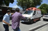 Un ambulance transportant l'ancien président brésilien Jair Bolsonaro arrive à l'hôpital Rio Grande à Natal, le 11 avril 2025 dans le nord-est du Brésil, le 11 avril 2025