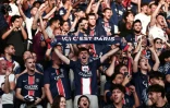 Un supporter du Paris Saint-Germain (PSG) brandit une écharpe en soutien pour le club au Parc des Princes à Paris avant la finale de la Ligue des Champions entre le PSG et l'Inter de Milan jouée à Munich (Allemagne) le 31 mai 2025.
