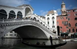 Des touristes sur le pont du Rialto Ă Venise, le 24 avril 2024