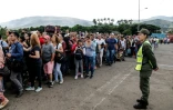 Des Vénézuéliens font la queue pour traverser le pont frontalier Simon Bolivar et entrer en Colombie, le 8 juin à  San Antonio del Táchira, au Venezuela