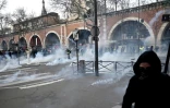 Des manifestants dans des nuages de gaz lacrymogène lors de la manifestation parisienne contre la réforme des retraites, le 11 janvier 2020