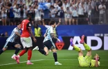 Le capitaine de l'Argentine Lionel Messi (C) ouvre le score contre l'Autriche, lors de la Coupe du monde, le 22 juin 2026 à Arlington, près de Dallas