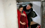 Aleina et son époux dans le sous-sol d'une maternité pendant une alerte aérienne à Mykolaïv, en Ukraine, le 14 mars 2022