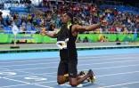 Le sprinteur star jamaïcain Usain Bolt savoure sa 9e médaille d'or olympique sur 4x100 m, le 19 août 2016 à Rio