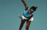 L'Américaine Cori Gauff sert face à la Lettonne Anastasija Sevastova, lors de leur match de 2e tour du Miami Open, le 25 mars 2021 à Miami Gardens