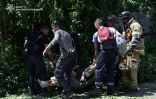 Photo prise et diffusée le 24 juin 2025 par le Service d'urgence de l'État ukrainien de secouristes évacuant une personne blessée après une frappe de missile russe à Dnipro, dans l'est de l'Ukraine