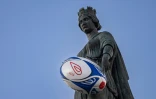 La satue de la Déesse sur la Grand'Place de Lille  tient un ballon de rugby avant le matche ntre la France et l'Uruguay le 14 septembre 2023
