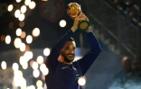 Le gardien de l'équipe de France Hugo Lloris brandit la Coupe du monde lors d'une cérémonie au Stade de France à Saint-Denis, le 9 septembre 2018.