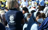 Une fidèle portant un polo à l'effigie de Charles de Foucauld, lors de la messe de canonisation de dix figures de l'Eglise sur la place Saint-Pierre à Rome, le dimanche 15 mai 2022